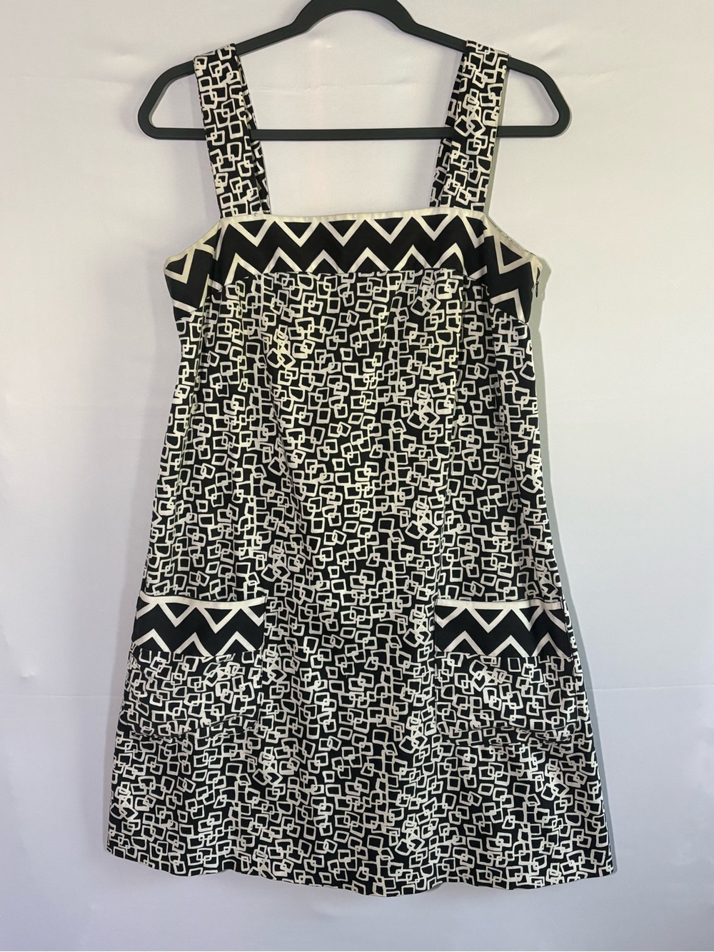 Geometric Print Shift Dress with Front Pockets